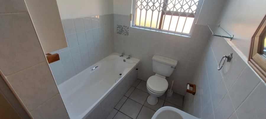 4 Bedroom Property for Sale in Wavecrest Eastern Cape